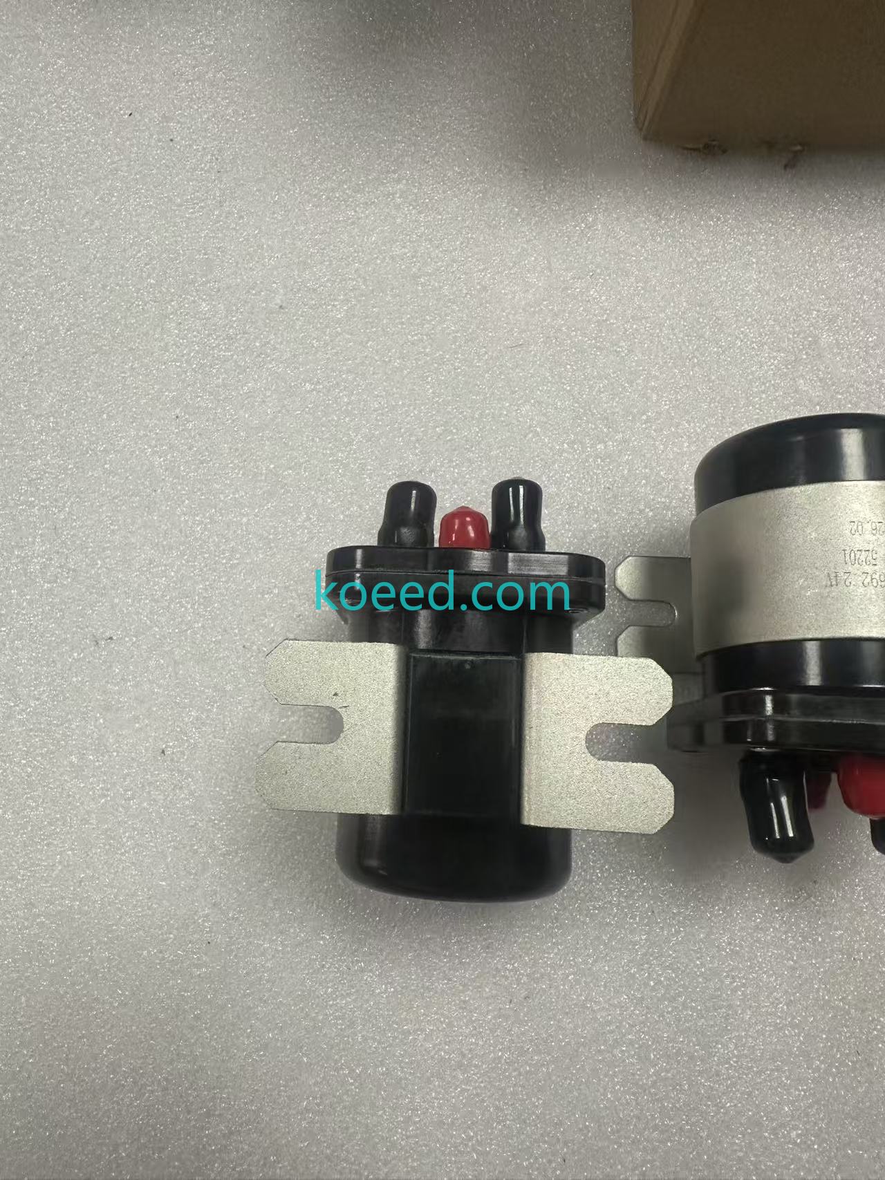 Cummins 3050692 Magnetic Switch - Thread Detail Closeup