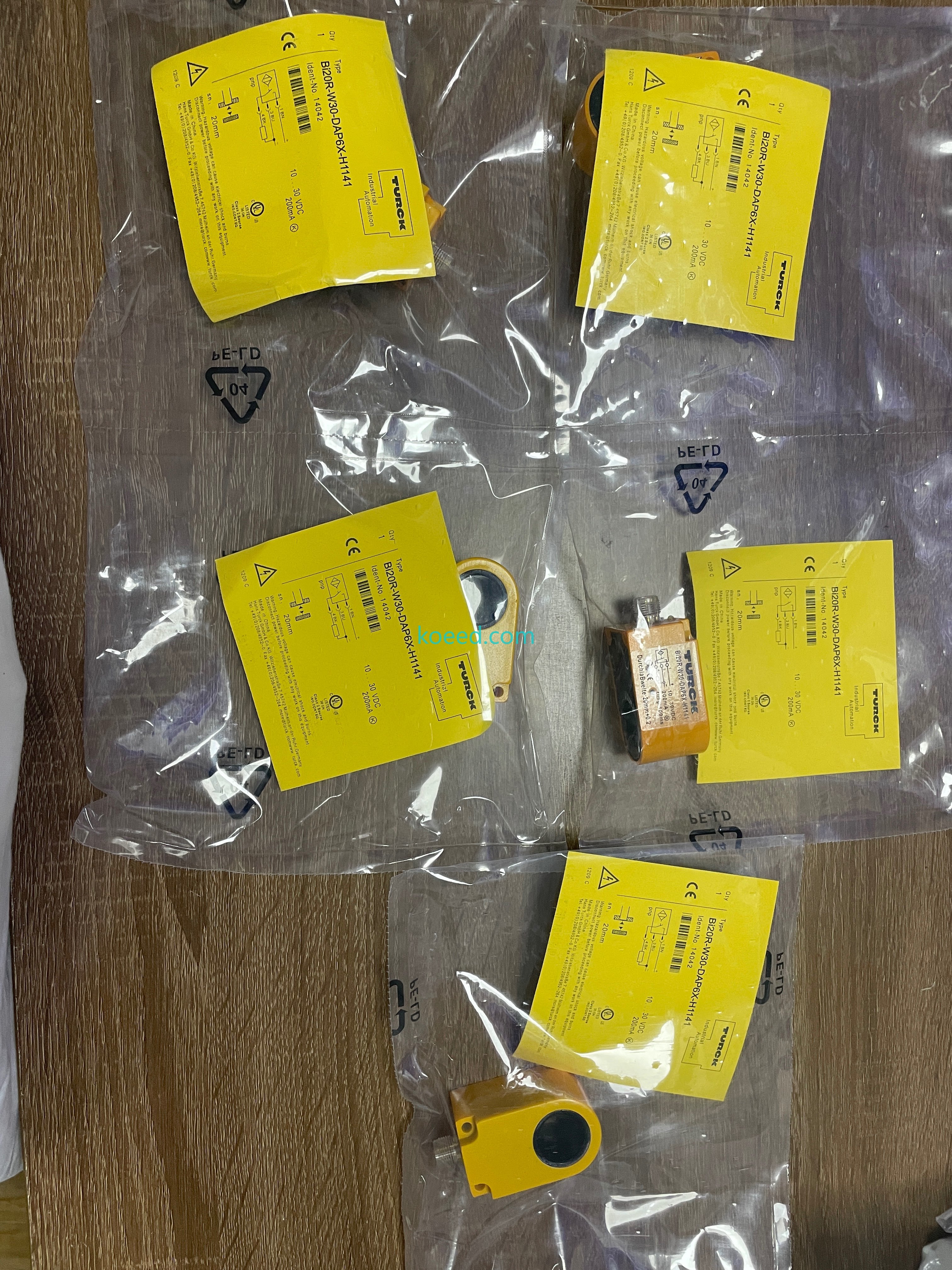 BI20R-W30-DAP6X-H1141 Front View