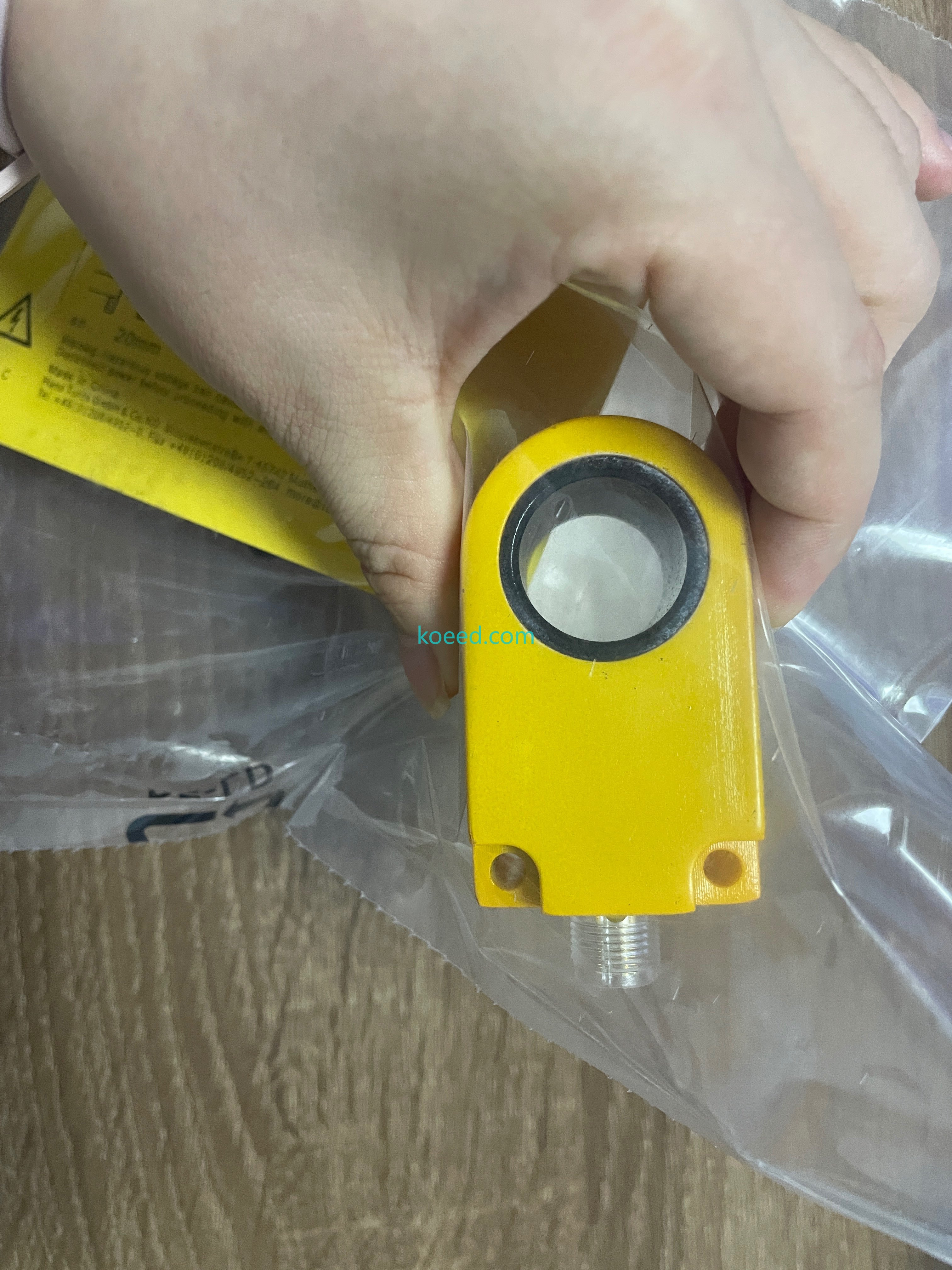 BI20R-W30-DAP6X-H1141 Top View