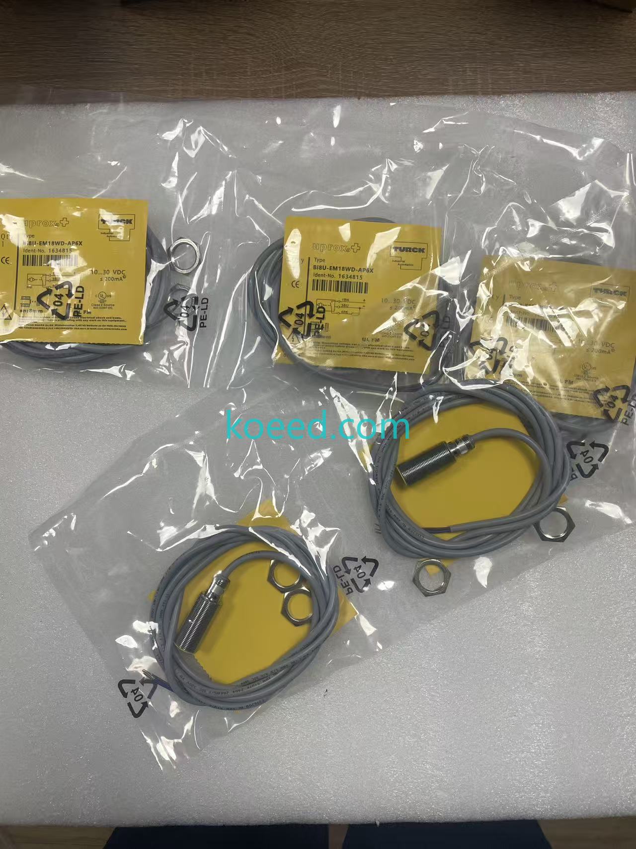 Turck BI8U-EM18WD-AP6X Front View