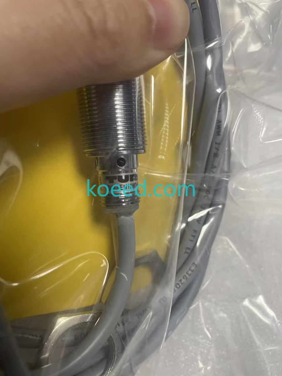Turck BI8U-EM18WD-AP6X Mounting Example