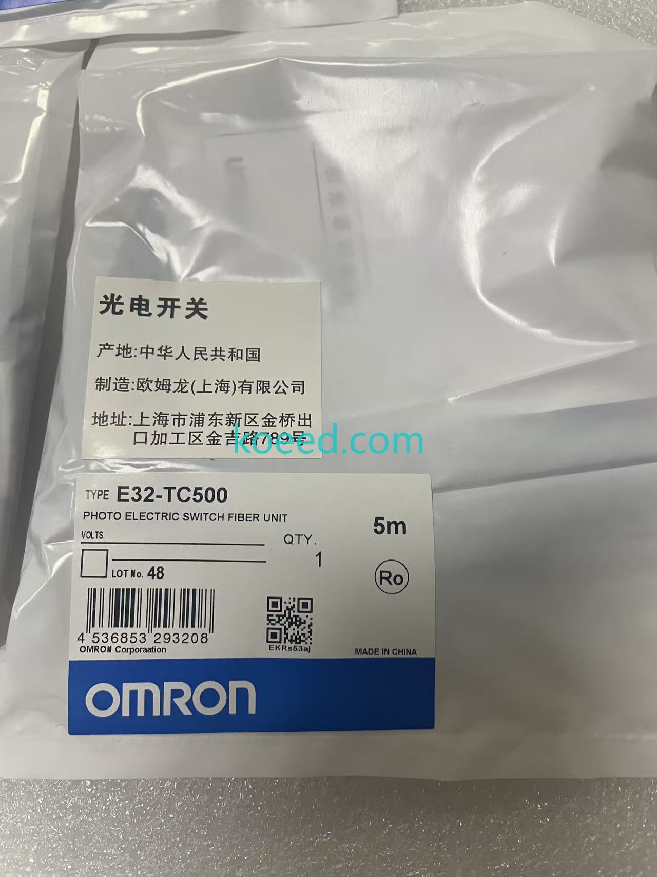 Omron E32-TC500 - Close-Up Fiber Tip & Sleeve Detail