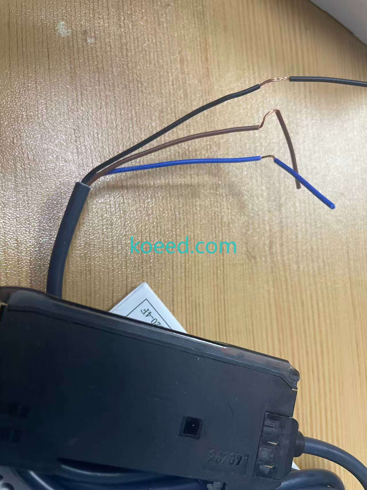 Omron E3X-DA8-S Side View