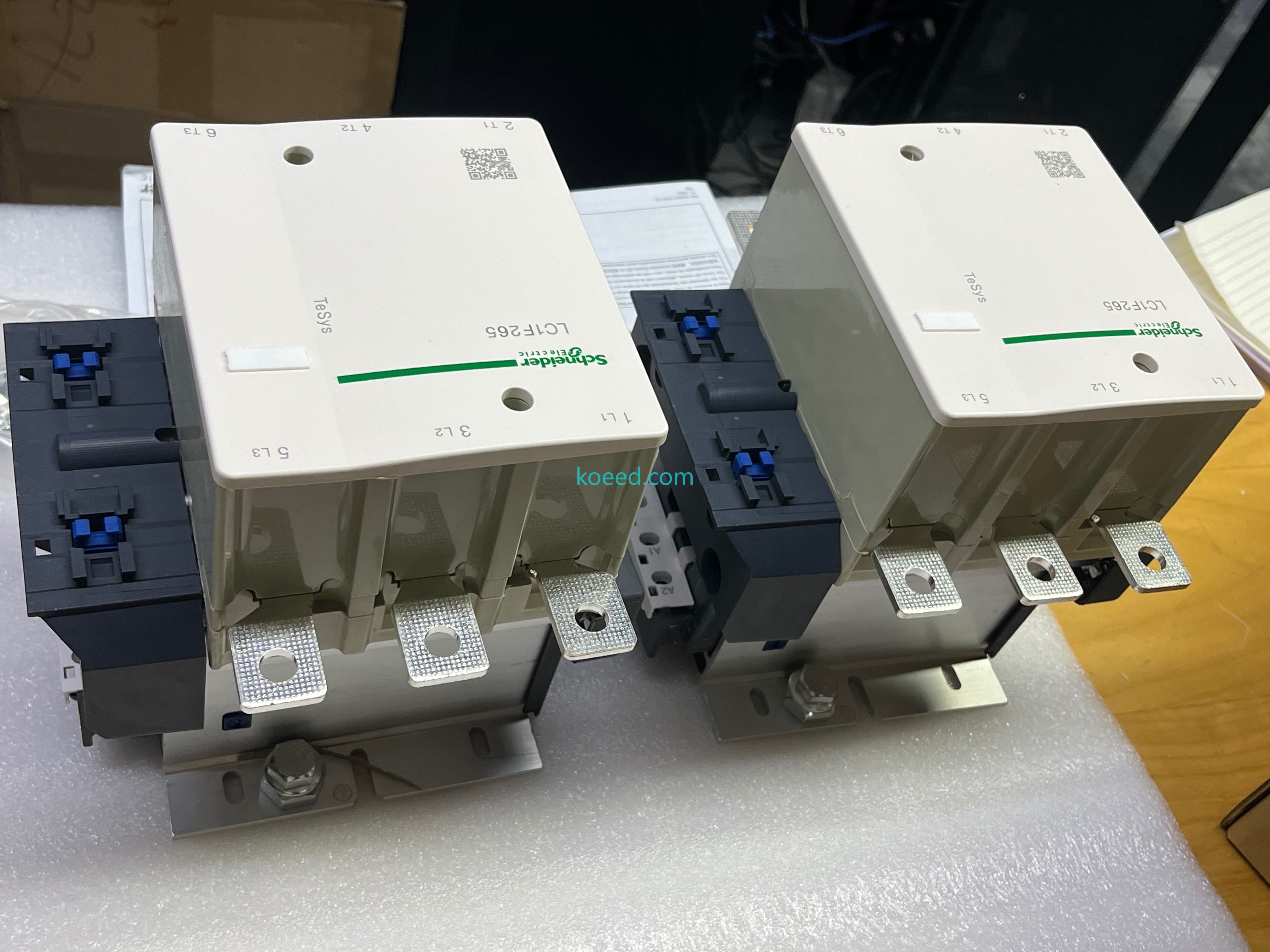 Schneider LC1F265M7 — Rear Mounting Surface