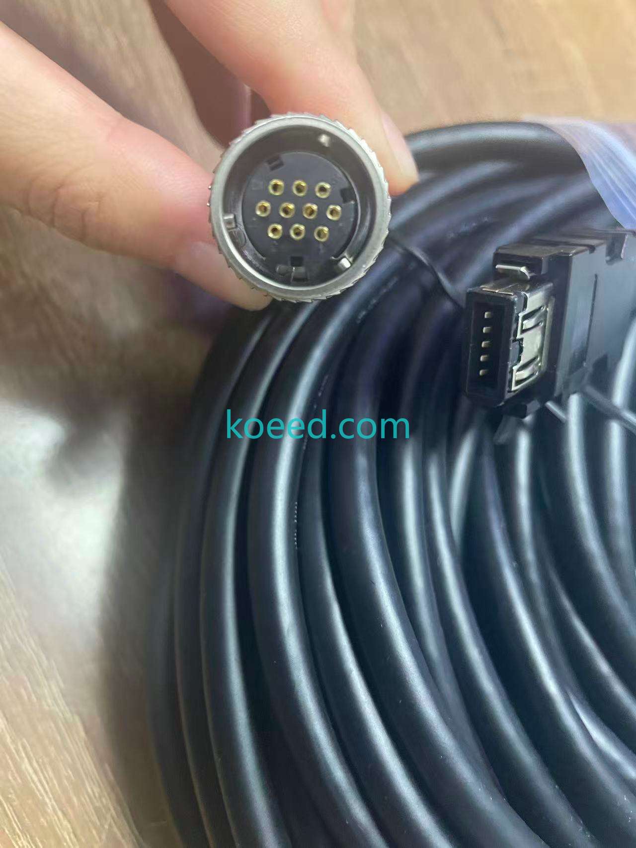 MR-J3ENSCBL30M-H cable cross-section showing shielding layers