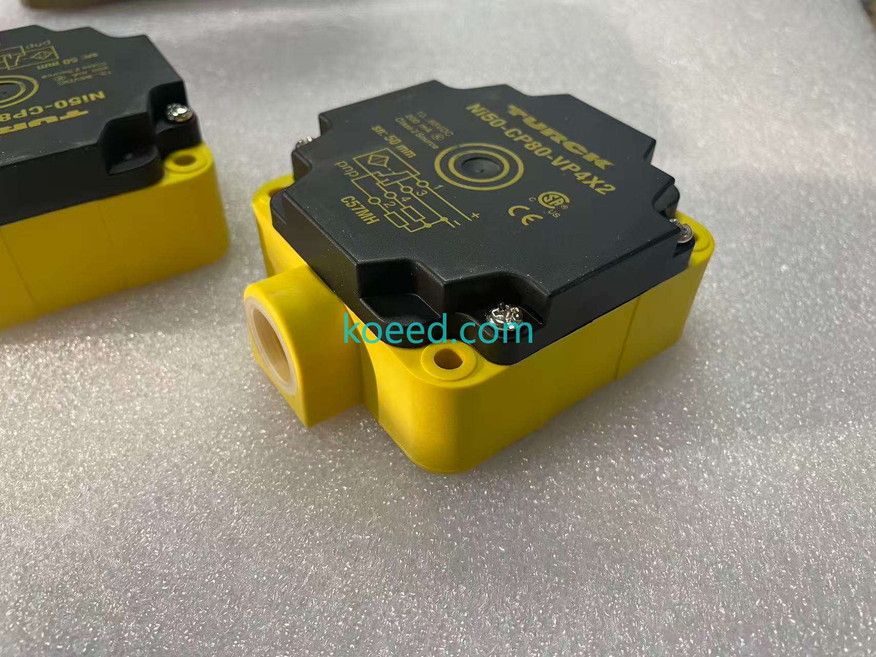 NI50-CP80-VP4X2 - Connector Terminal Close-Up