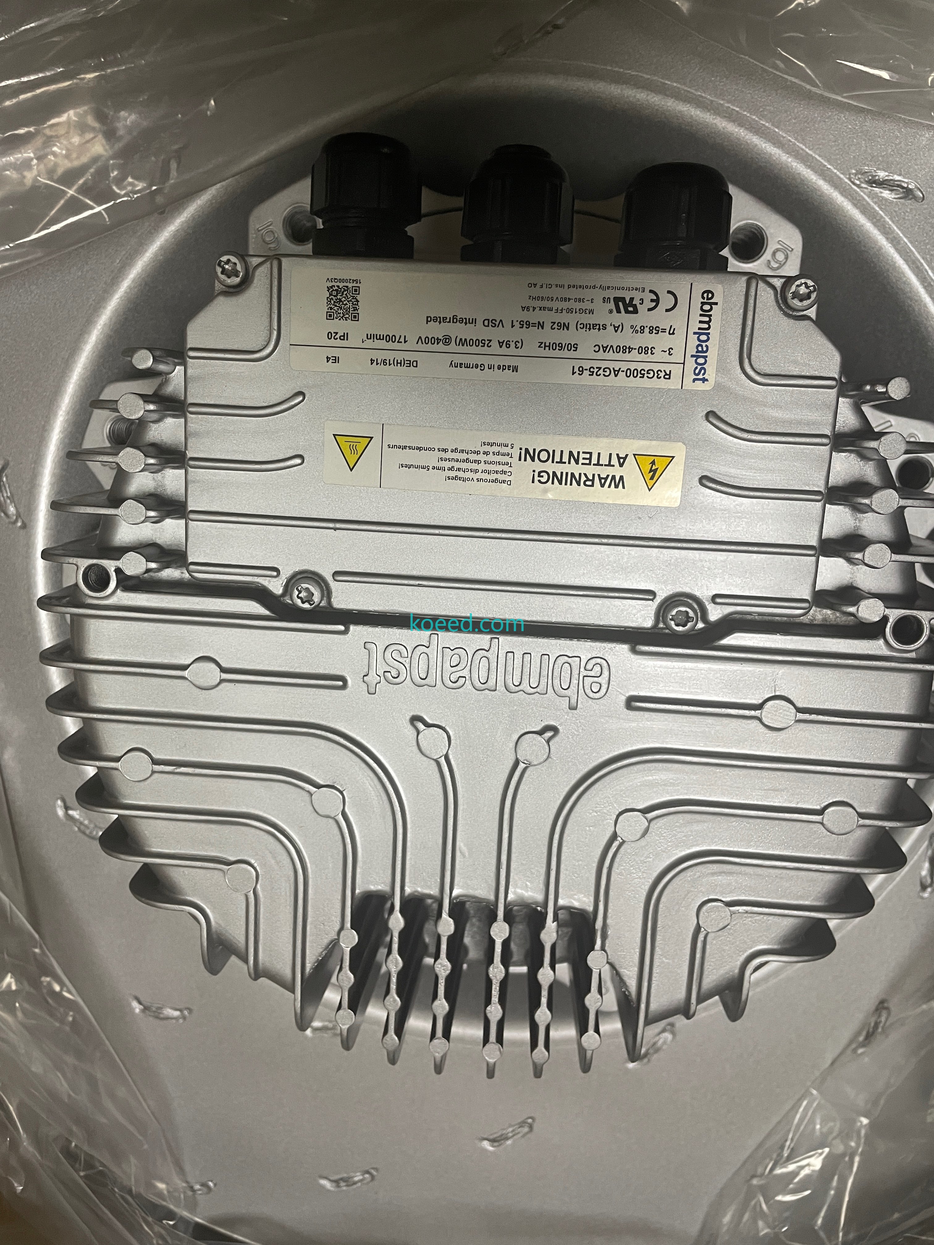ebmpapst R3G500-AG25-61 nameplate on the finned housing, specifying 3~ 380–480VAC, 50/60Hz and Made in Germany, contrary to the source note's DC wording.
