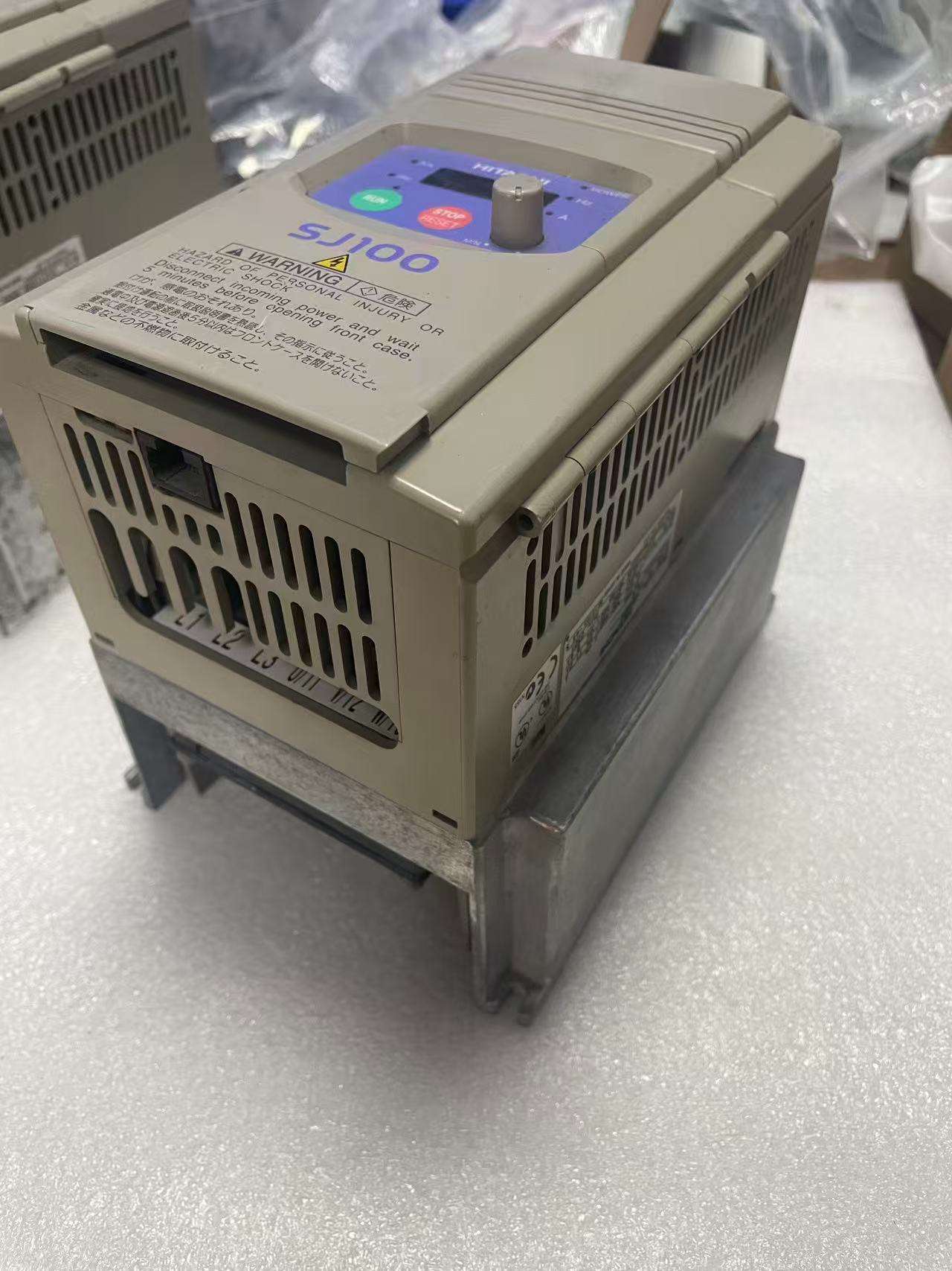 Hitachi SJ100-040HFE side profile showing heatsink