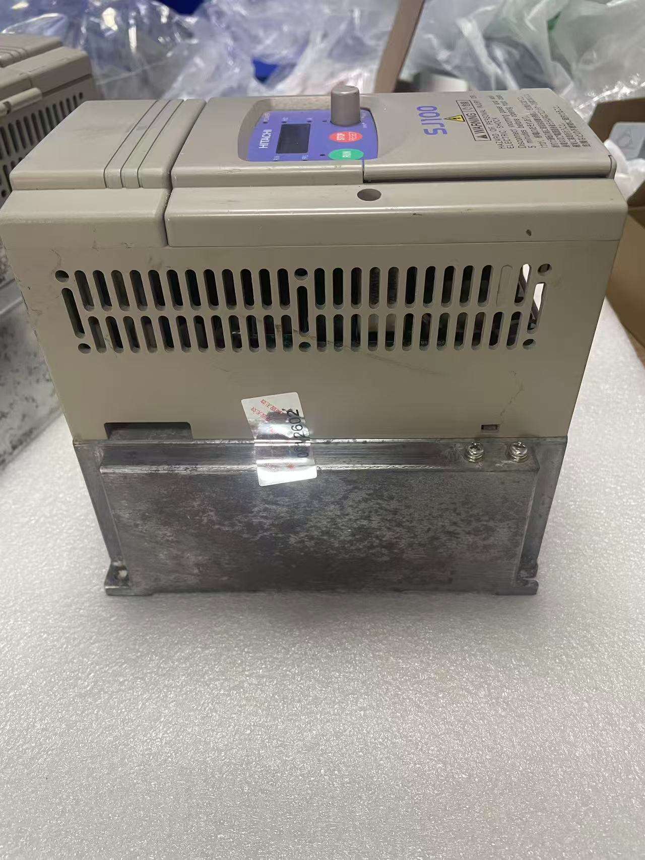 Hitachi SJ100-040HFE 4 kW frequency inverter front view