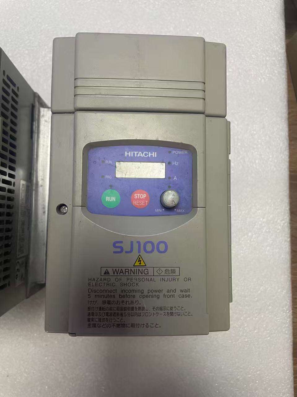 Hitachi SJ100-040HFE internal PCB and capacitor bank