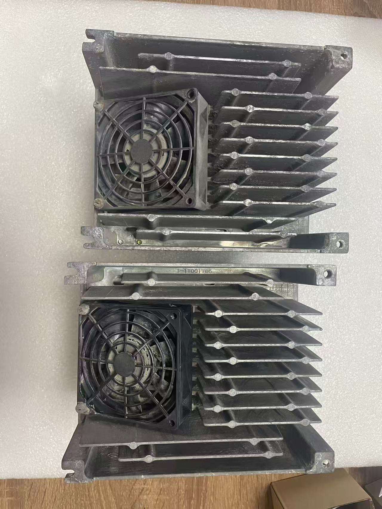 Hitachi SJ100-040HFE detail view of connection points